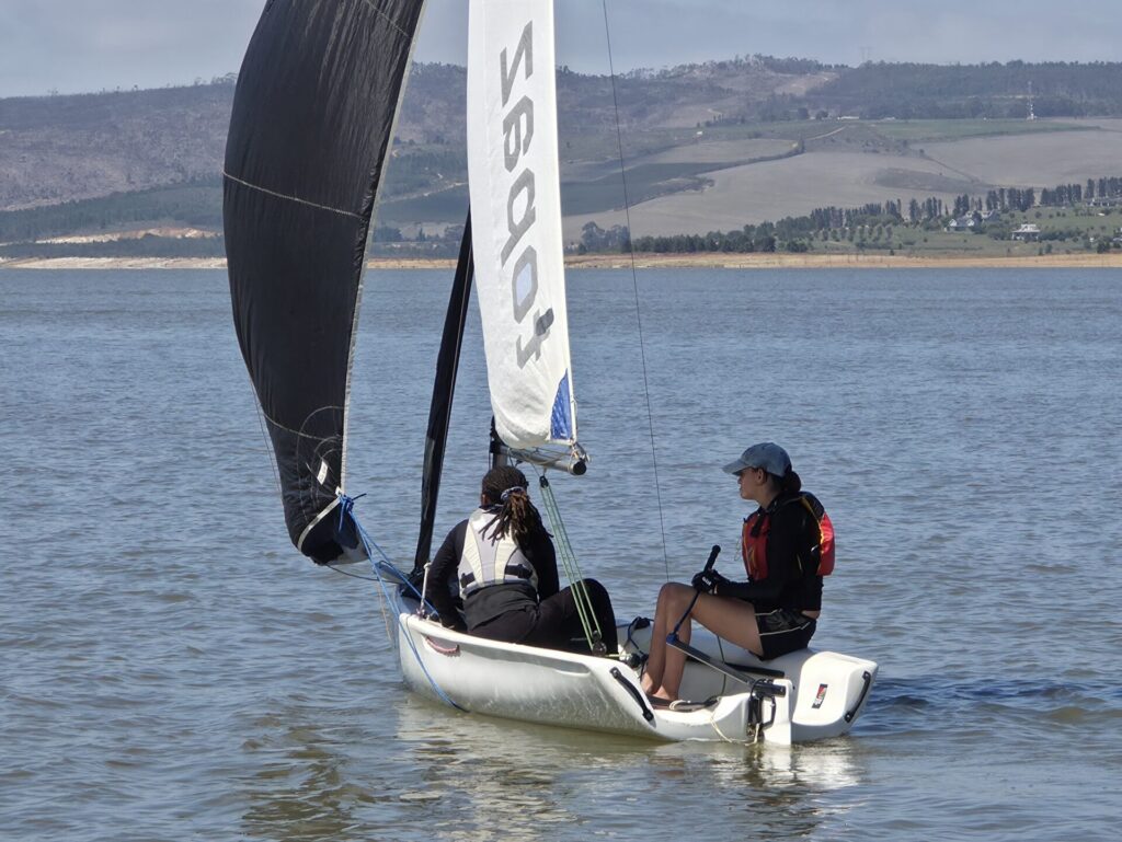 Youth dinghy sailing camps at Theewater Sports Club – Sailing with gennaker